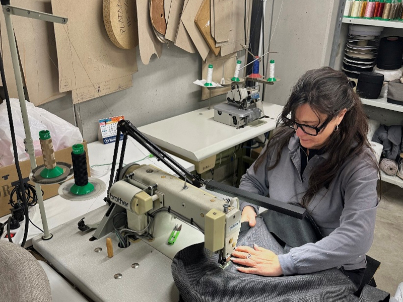 Innovación con tapicería de producción propia en Muebles Romero